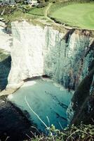 wit kliffen Aan de kust van Frankrijk in de buurt de stad- van etretat in Normandië foto