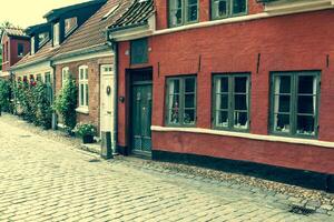 straat met oud huizen van Koninklijk stad- ribe in Denemarken foto