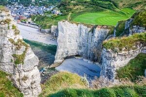 wit kliffen Aan de kust van Frankrijk in de buurt de stad- van etretat in Normandië foto