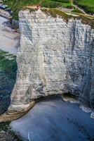 wit kliffen Aan de kust van Frankrijk in de buurt de stad- van etretat in Normandië foto