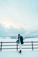 vrouw toerist bezoekende in biei, reiziger in trui bezienswaardigheden bekijken visie met sneeuw in winter seizoen. mijlpaal en populair voor attracties in hokkaido, Japan. reizen en vakantie concept foto