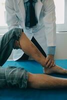 dokter of fysiek therapeut onderzoekt terug pijn en spinal Oppervlakte naar geven advies binnen de revalidatie centrum. foto