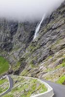 trollstigen, trol voetpad, serpentijn berg weg in Noorwegen foto