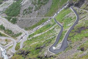 trollstigen, trol voetpad, serpentijn berg weg in Noorwegen foto