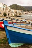 Siciliaans visvangst boot Aan de strand in cefalu, Sicilië foto