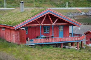typisch Noors visvangst dorp met traditioneel rood rorbu hutten,honningsvag foto