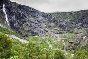 trollstigen, trol voetpad, serpentijn berg weg in Noorwegen foto