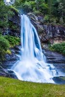 Noorwegen, hordaland district. beroemd steinsdalsfossen waterval. Scandinavisch natuur foto