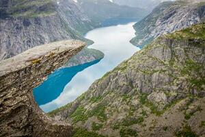 Noorwegen berg trolltunga vreemd fjord norge wandelen spoor foto