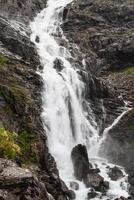 waterval genaamd stigfossen, dichtbij door de beroemd trollstigen weg foto