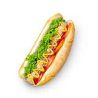 eigengemaakt heet hond met mosterd, ketchup, tomaat en vers salade bladeren geïsoleerd Aan wit achtergrond foto