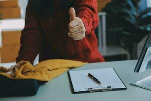 ondernemers klein bedrijf mkb zelfstandige mannen werken thuis gebruiken smartphones en laptops voor commerciële controle, online marketing, inpakdozen, mkb-verkopers, concept, e-commerce team, online verkoop foto