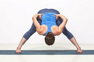 sportief fit vrouw praktijken Ashtanga Vinyasa yoga foto
