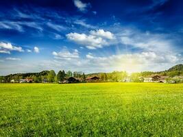 platteland weide veld- met zon en blauw lucht foto