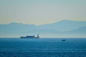 lading vaartuig schip in Egeïsch zee foto