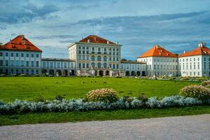 nimfenburg paleis met tuin gazon in voorkant in München. foto
