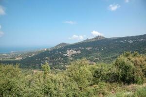 typisch dorp Aan Corsica, Frankrijk. visie van traditioneel huizen in de landinwaarts van Corsica, Frankrijk foto