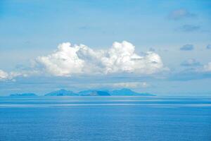 visie naar de zee en eiland fiji, een land in de zuiden grote Oceaan, dramatisch lucht en wolken foto