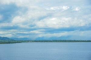 visie naar de zee en eiland fiji, een land in de zuiden grote Oceaan, dramatisch lucht en wolken foto