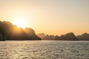 Halong baai, of ha lang baai, een UNESCO wereld erfgoed plaats in quang negen, Vietnam foto