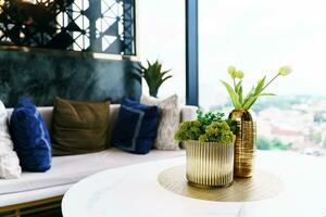 huis interieur met decor houten tafel en planten decoratie interieur ontwerp van leven kamer foto