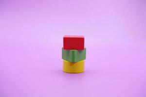 reeks van kleurrijk houten vorm speelgoed. vierkant, driehoek en ronde Aan Purper achtergrond foto