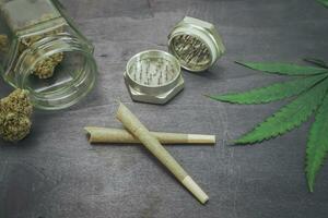 cbd medisch marihuana en hennep bladeren. medisch hennep. foto