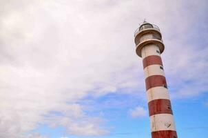 een rood en wit gestreept vuurtoren toren foto