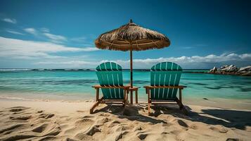 strand stoelen met paraplu en mooi zand strand, tropisch strand met wit zand en turkoois water. reizen zomer vakantie achtergrond concept. kopiëren ruimte foto