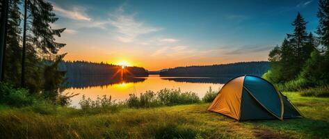 ai gegenereerd camping tent Aan de kust van een meer Bij zonsondergang. foto