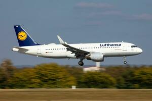 lufthansa luchtbus a320 passagier vlak Bij luchthaven. luchtvaart en vliegtuigen. lucht vervoer en reizen. Internationale vervoer. vlieg en vliegen. foto