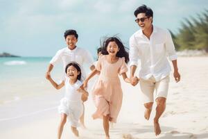 ai gegenereerd gelukkig Aziatisch familie hebben pret en rennen Aan de strand Bij zomer vakantie, gelukkig Aziatisch familie Bij bestaande vader, moeder zoon en dochter hebben pret spelen strand, ai gegenereerd foto