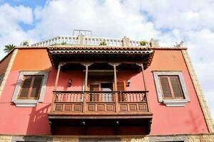 een rood gebouw met een houten balkon foto