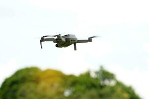 Aziatisch hoog school- studenten demonstreren vliegend drones of multirotor onbemande antenne voertuig technologie. zacht en selectief focus. foto