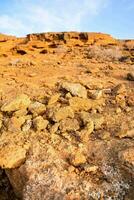 rotsen en aarde Aan de grond in de woestijn foto