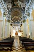 de interieur van een kerk met een geschilderd plafond foto