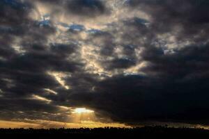 de zon schijnt door de wolken foto