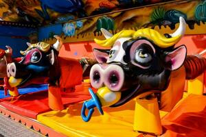 een carnaval rijden met twee koe hoofden Aan het foto