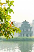 hoezo kiem meer - ho gom of zwaard meer in de centrum van Hanoi in de mist in de ochtend. foto