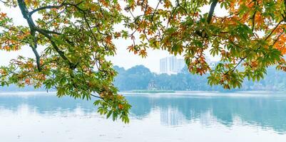 hoezo kiem meer - ho gom of zwaard meer in de centrum van Hanoi in de mist in de ochtend. foto