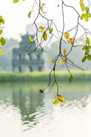 hoezo kiem meer - ho gom of zwaard meer in de centrum van Hanoi in de mist in de ochtend. foto