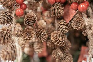 mooi Kerstmis decoraties bruin pijnboom kegels foto