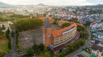 antenne visie van da lat pedagogisch college in de stad van da lat in de buurt xuan hoelang meer in de ochtend. toerist stad in ontwikkelde Vietnam foto