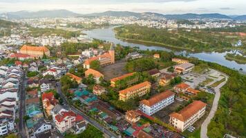 antenne visie van da lat pedagogisch college in de stad van da lat in de buurt xuan hoelang meer in de ochtend. toerist stad in ontwikkelde Vietnam foto