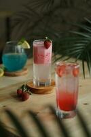 blauw en rood cocktails met limoen voor zomer drankjes foto