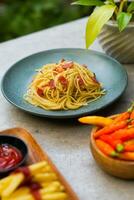 pasta spaghetti in bord en wit tafel foto