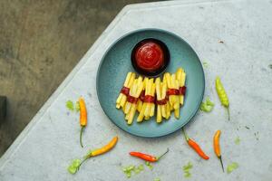 aardappel plak in bord met saus foto