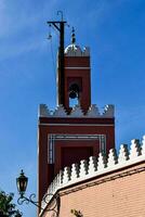 de klok toren van de moskee in de oud stad van Marrakech foto