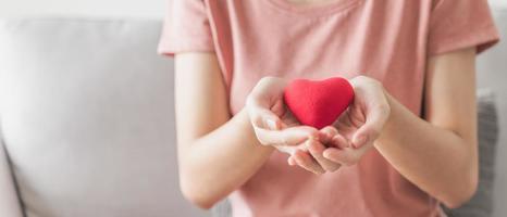 vrouw met rood hart, liefde, ziektekostenverzekering, schenking, gelukkige liefdadigheidsvrijwilliger, werelddag voor geestelijke gezondheid, wereldhartdag, Valentijnsdag foto