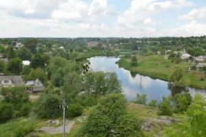 panorama van de kleine stad met rivier en huizen foto